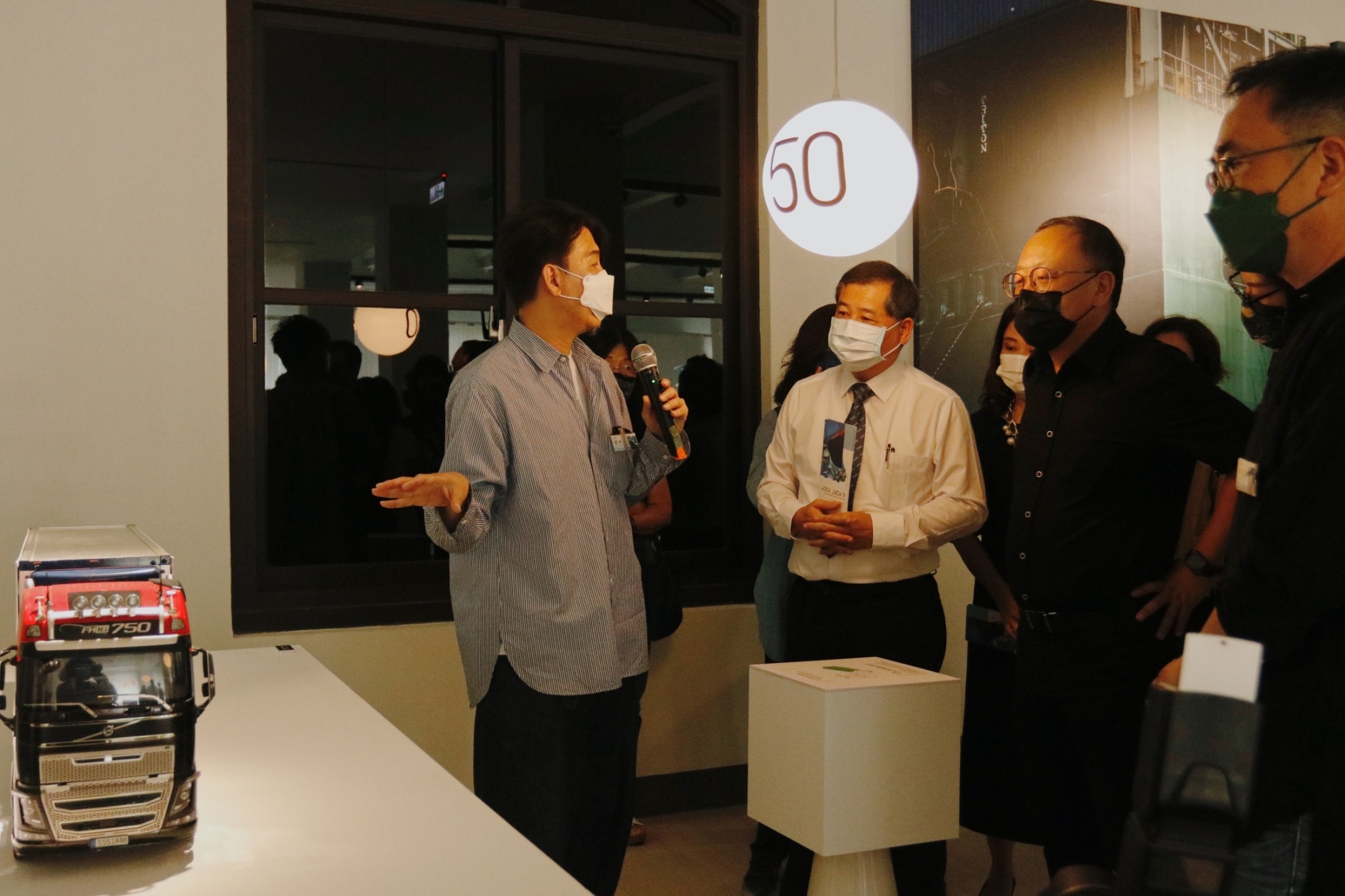 策展人視傳系郭中元老師(左一)為現場嘉賓導覽解說