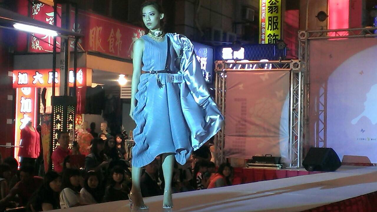 張翠園副教授指導學生參加「2014花漾天津‧秀時尚」時裝服飾搭配比賽,綻放光芒!