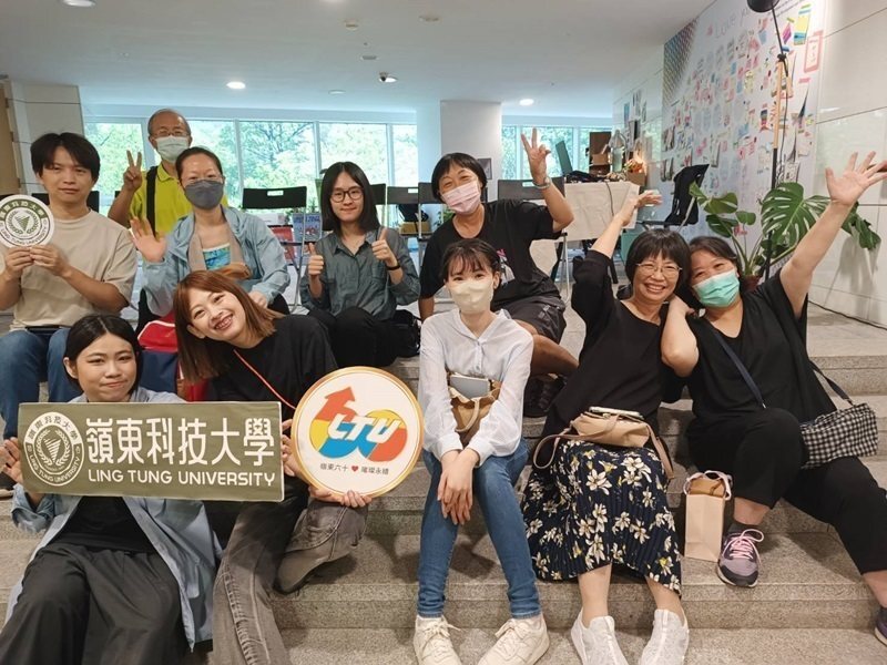 視傳系優秀校友設計師與活動觀者合影。