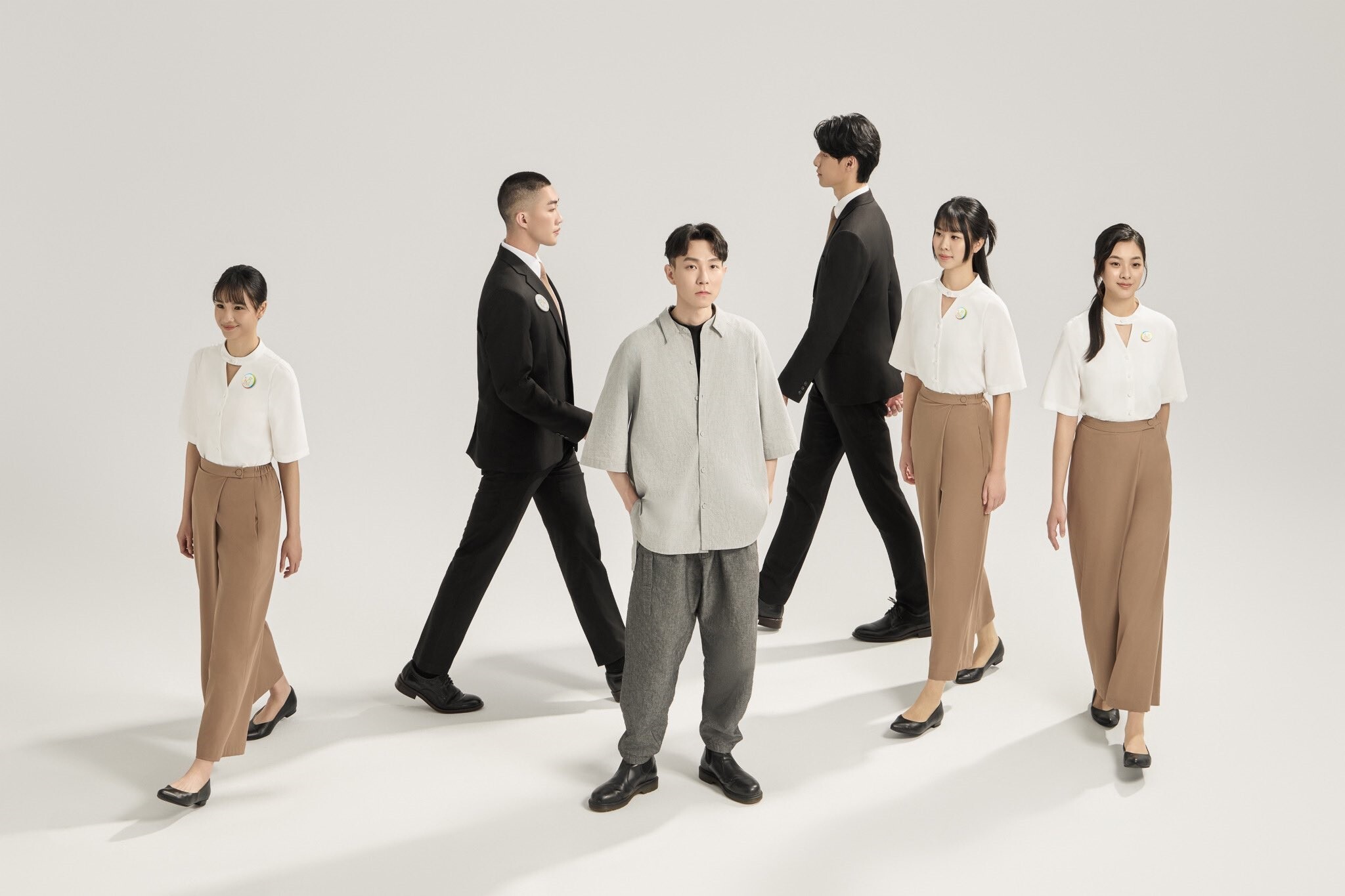 呂秉泰校友和其設計之禮賓服（圖／中華文化總會）