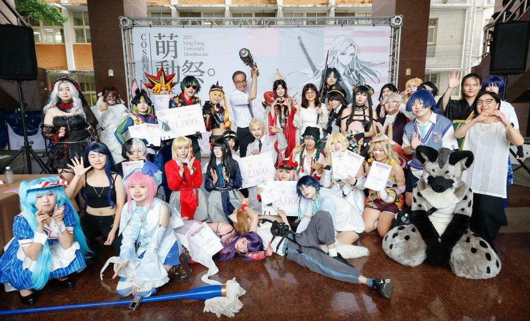 嶺東科技大學視覺傳達設計系舉辦「萌動祭」Cosplay主題活動參賽隊伍與評審及貴賓大合照。 