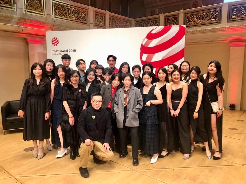 全體獲獎師生於2019紅點設計頒獎典禮會場舞台合影
