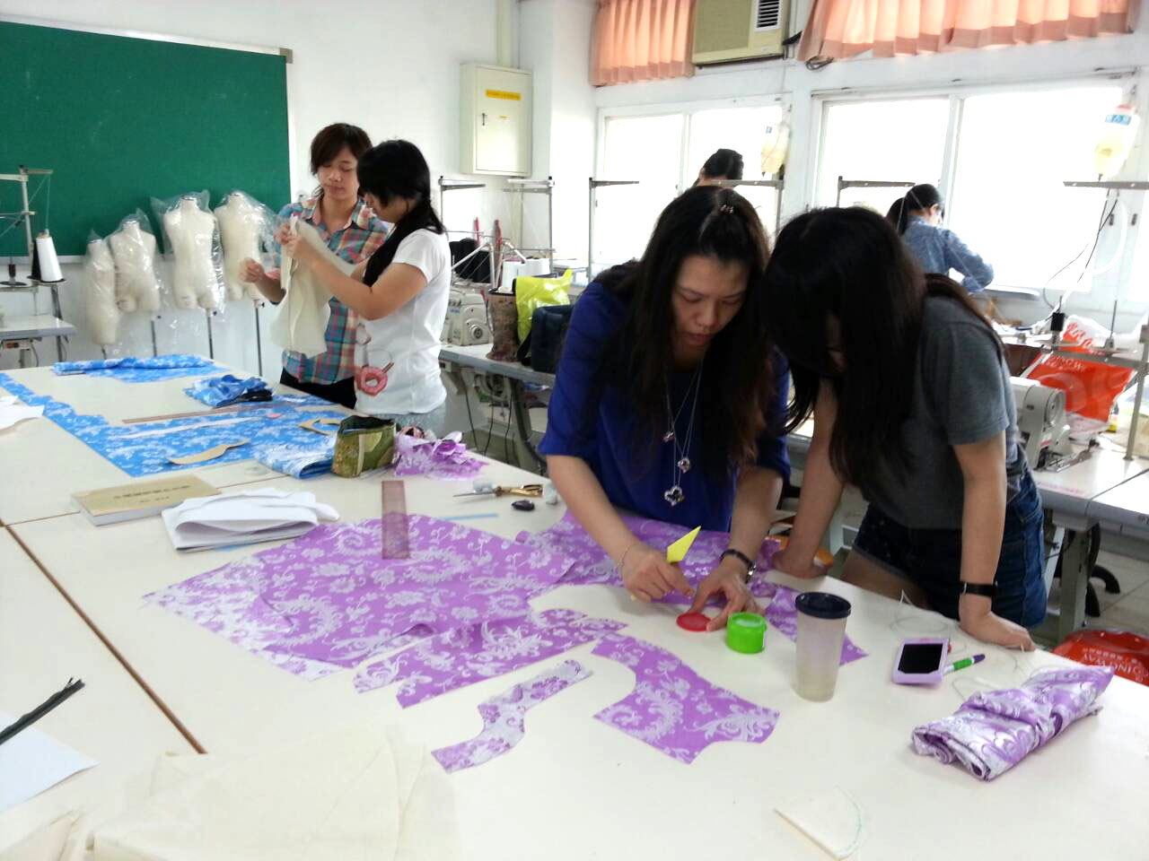 老師指導選手上漿
