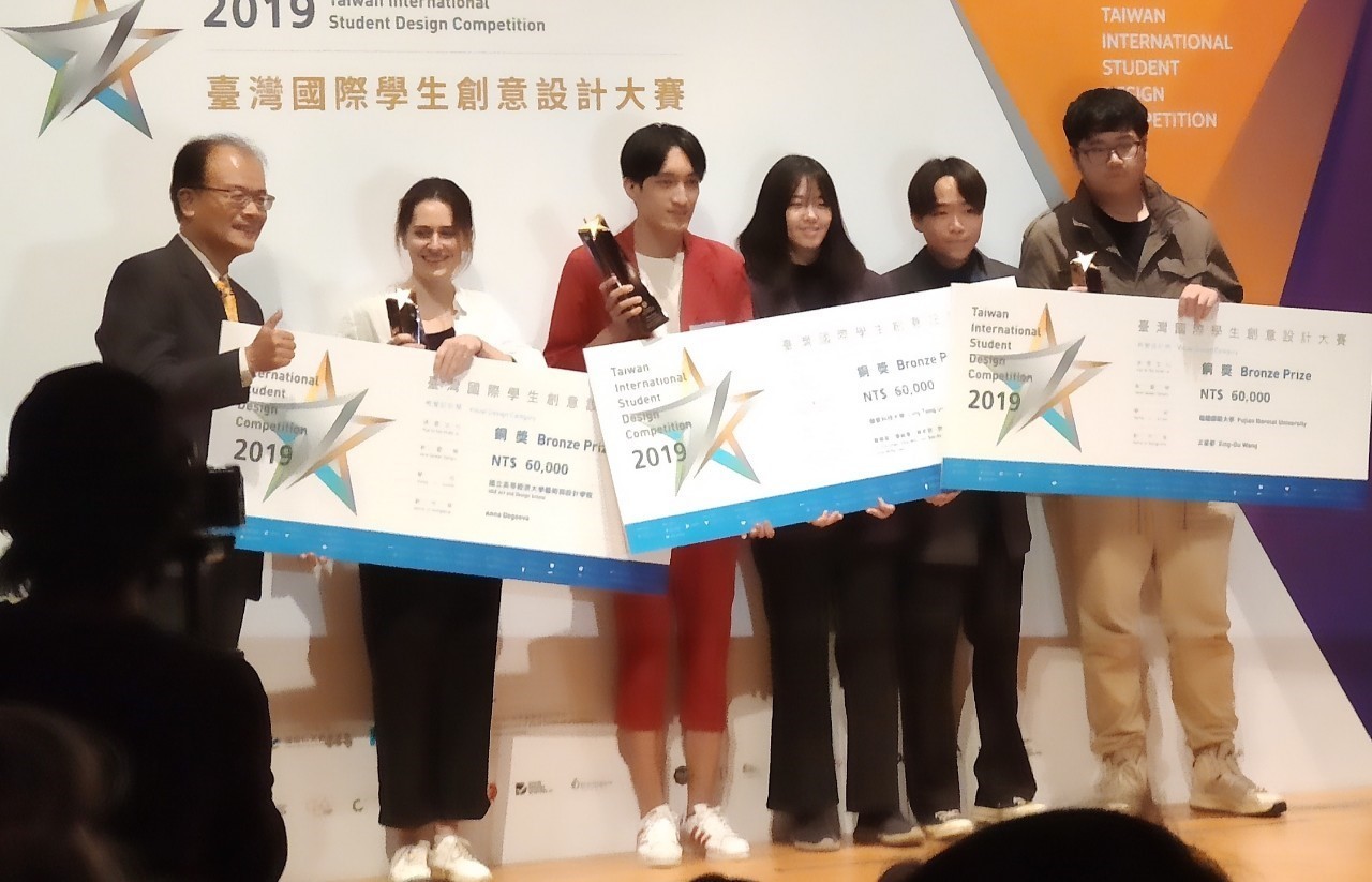銅獎「方格人生」學生上台領獎,中間著紅色上衣者往右計三位