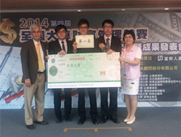黃鳳珠老師(右一)與冠軍隊伍