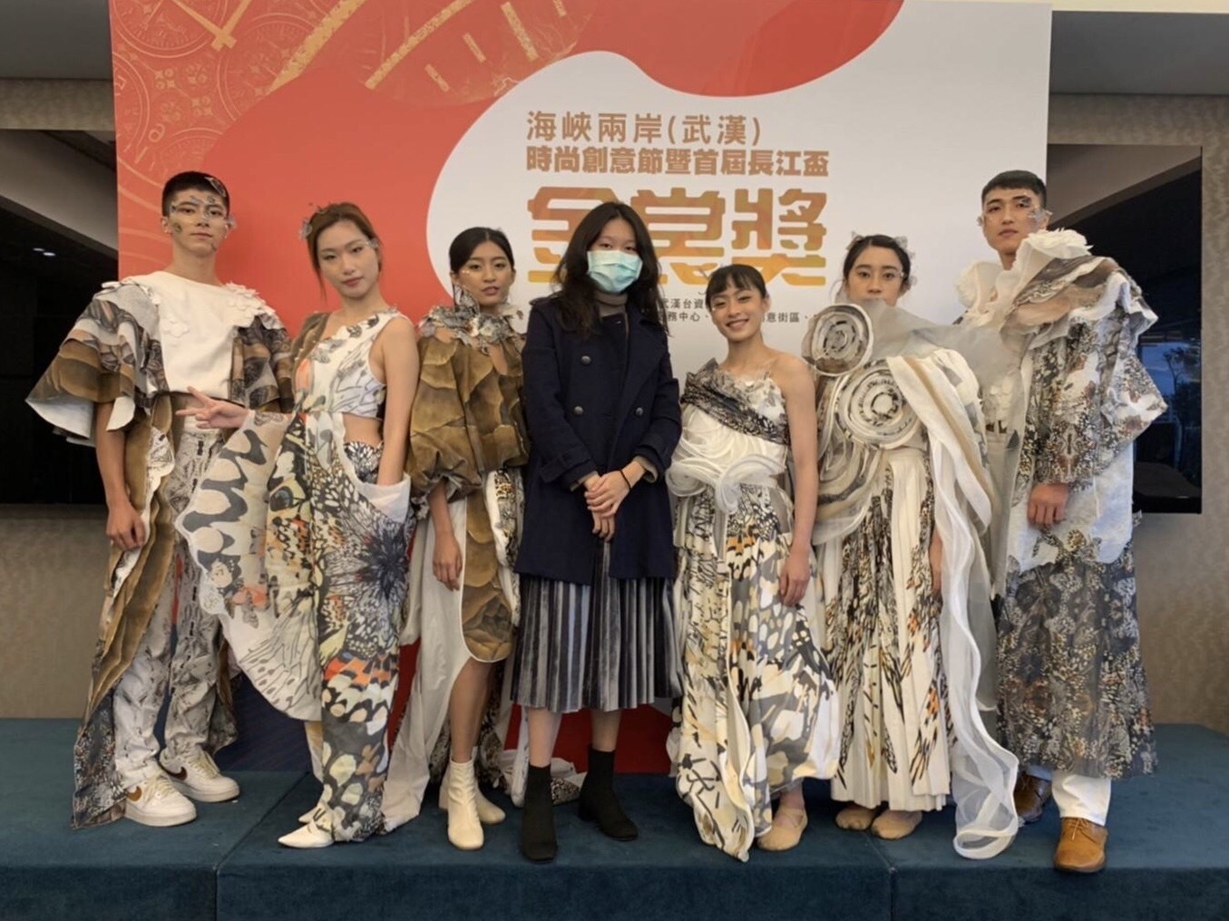 服飾系楊馥瑜同學、徐名姿同學參加首屆長江盃金裳獎奪得佳績