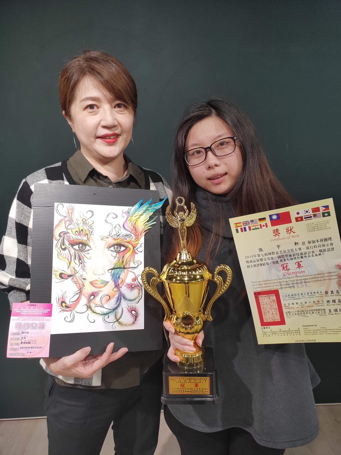 ▲流行設計系得獎學生和指導老師