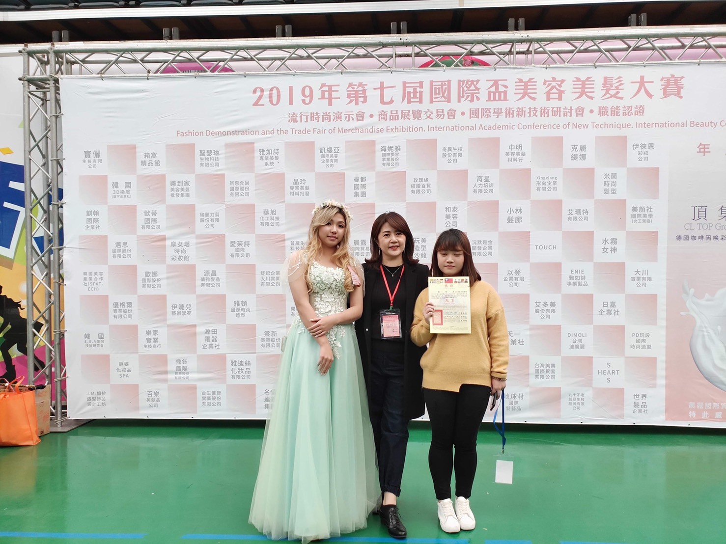 ▲流行設計系得獎學生和指導老師