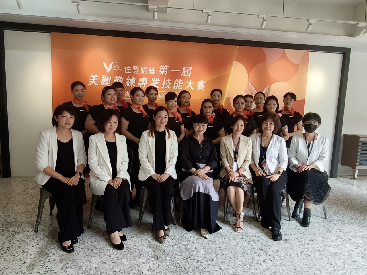 專業的評審團隊與14強美麗教練合影