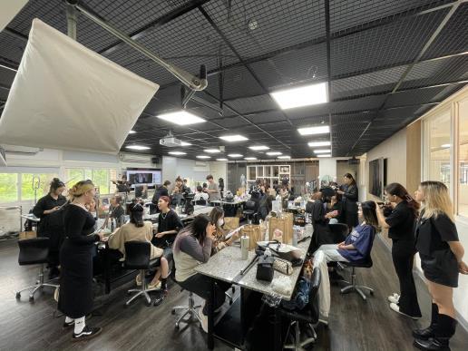 流設系學生實踐整體造型技能