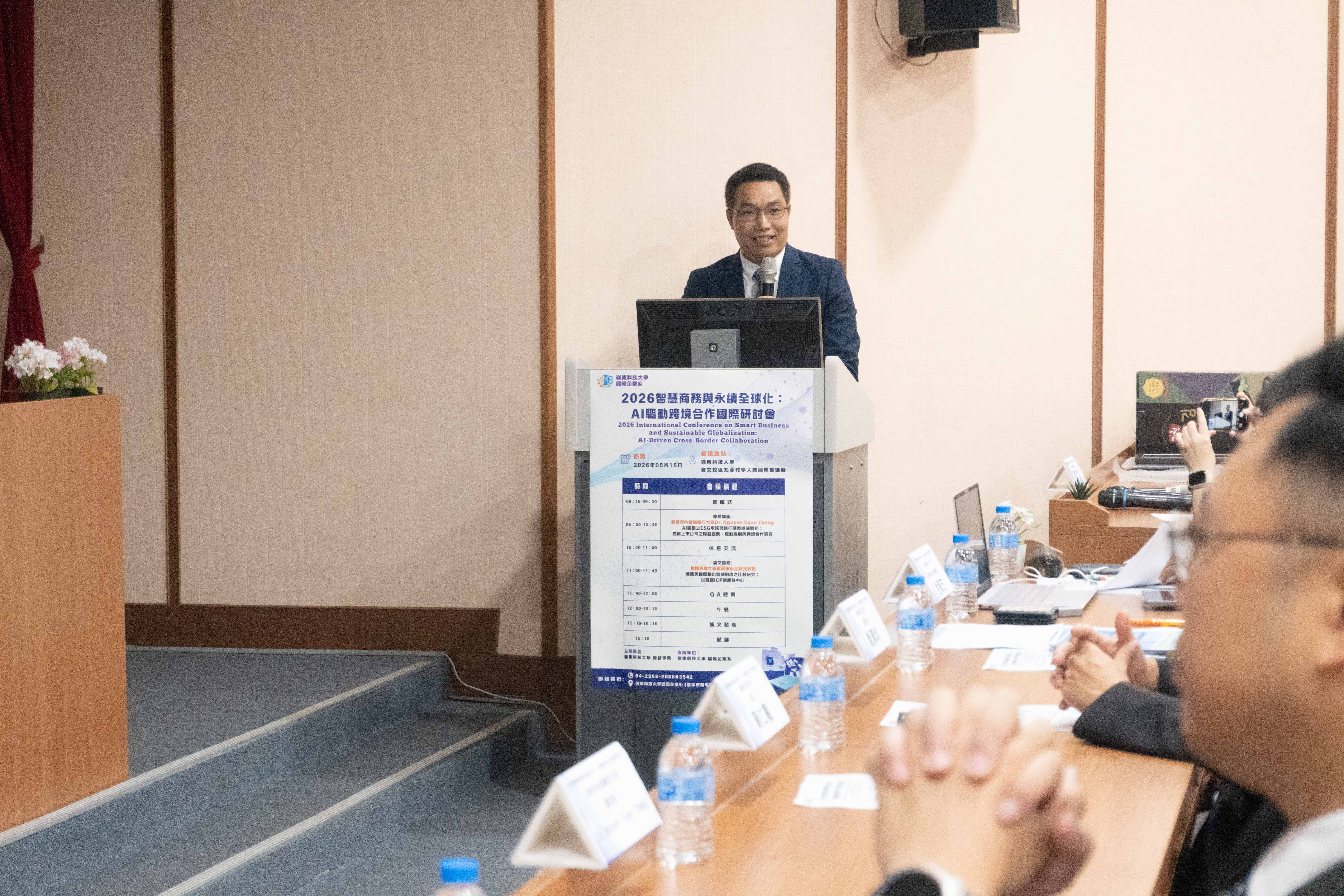 越南河內金融銀行大學副校長 Dr. Nguyen Xuan Thang 發表專題演說。