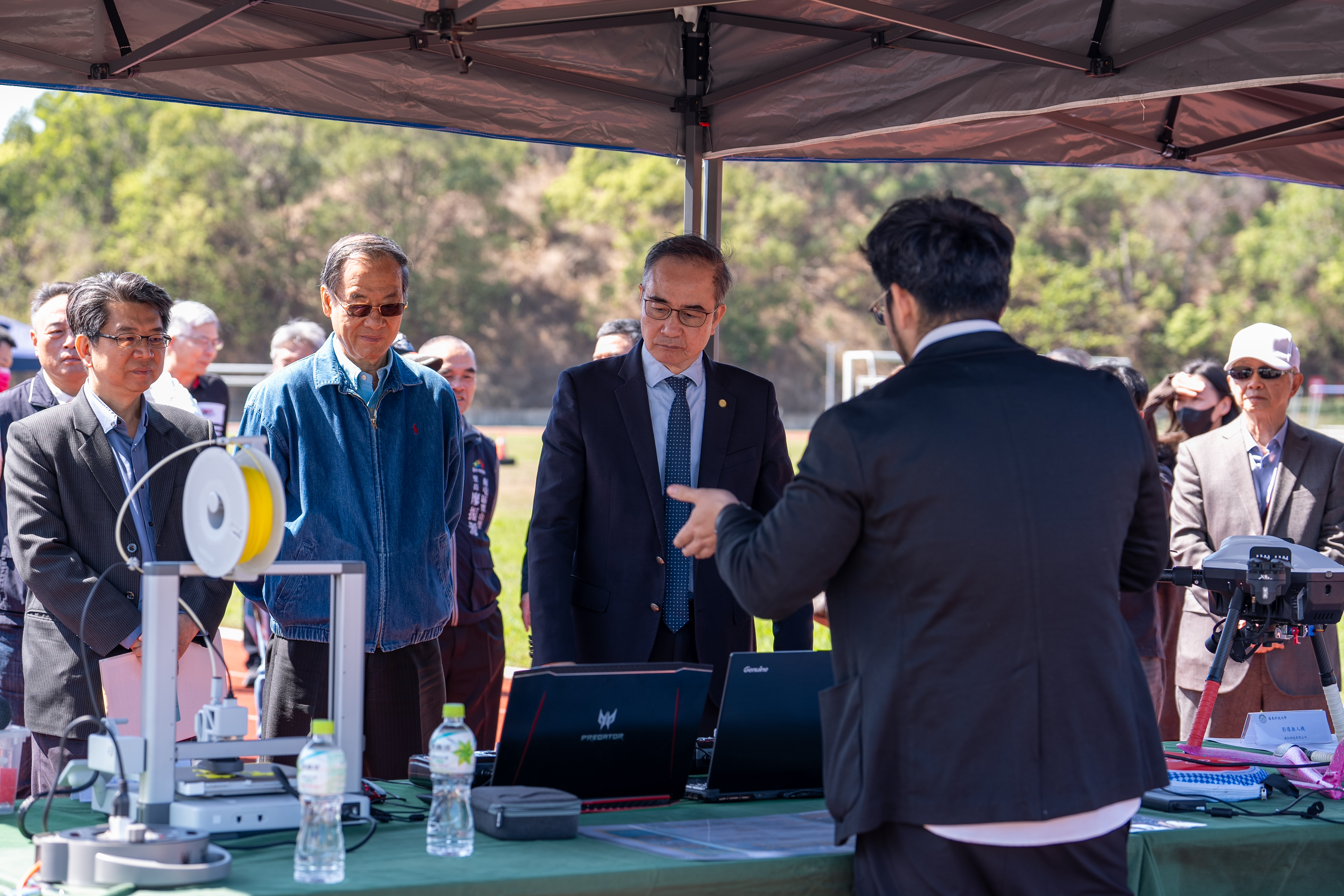 貴賓參觀靜態展示區多款最新無人機設備。