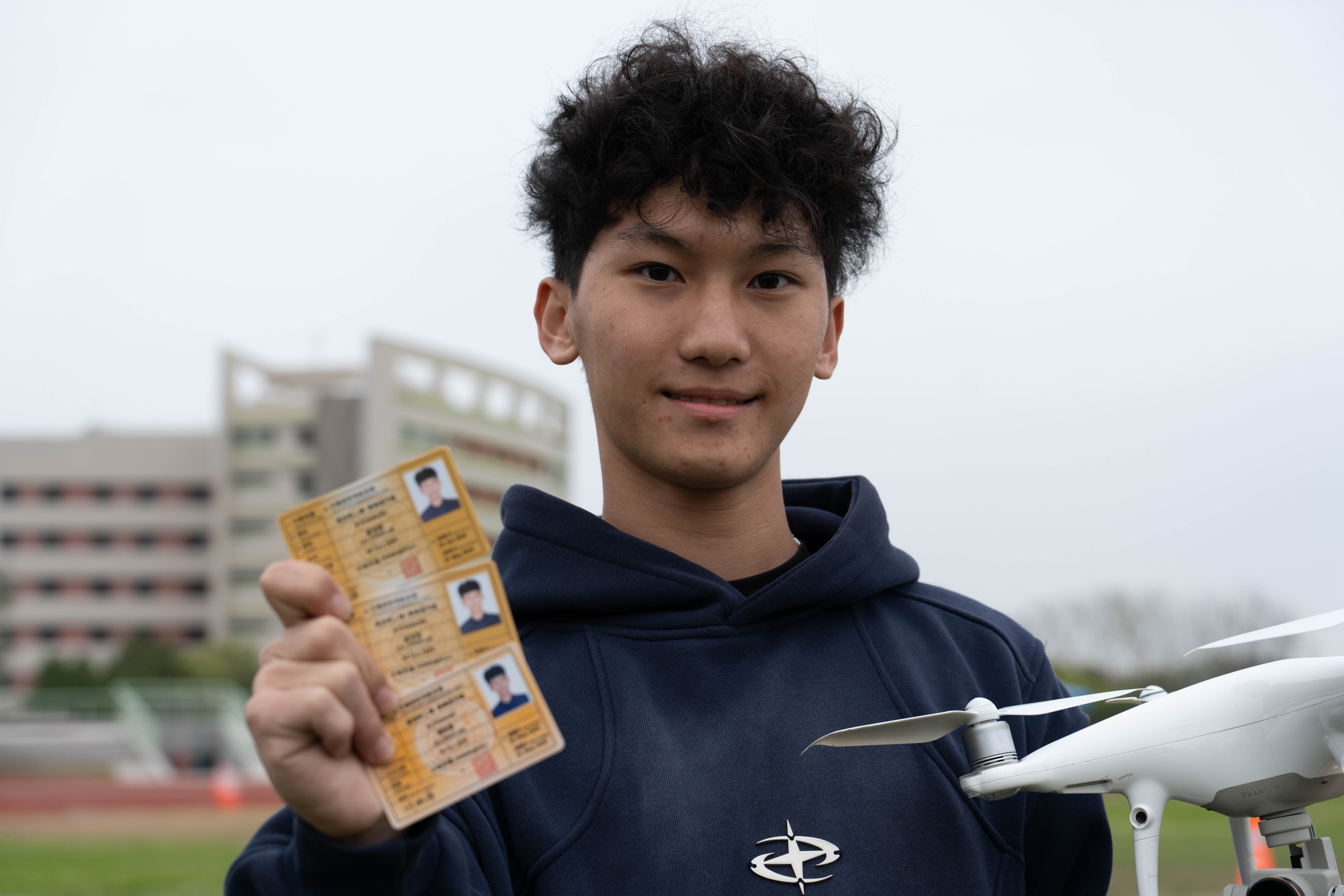 嶺東科大數位媒體設計系二年級賴俊霖同學已取得多張無人機專業證照。
