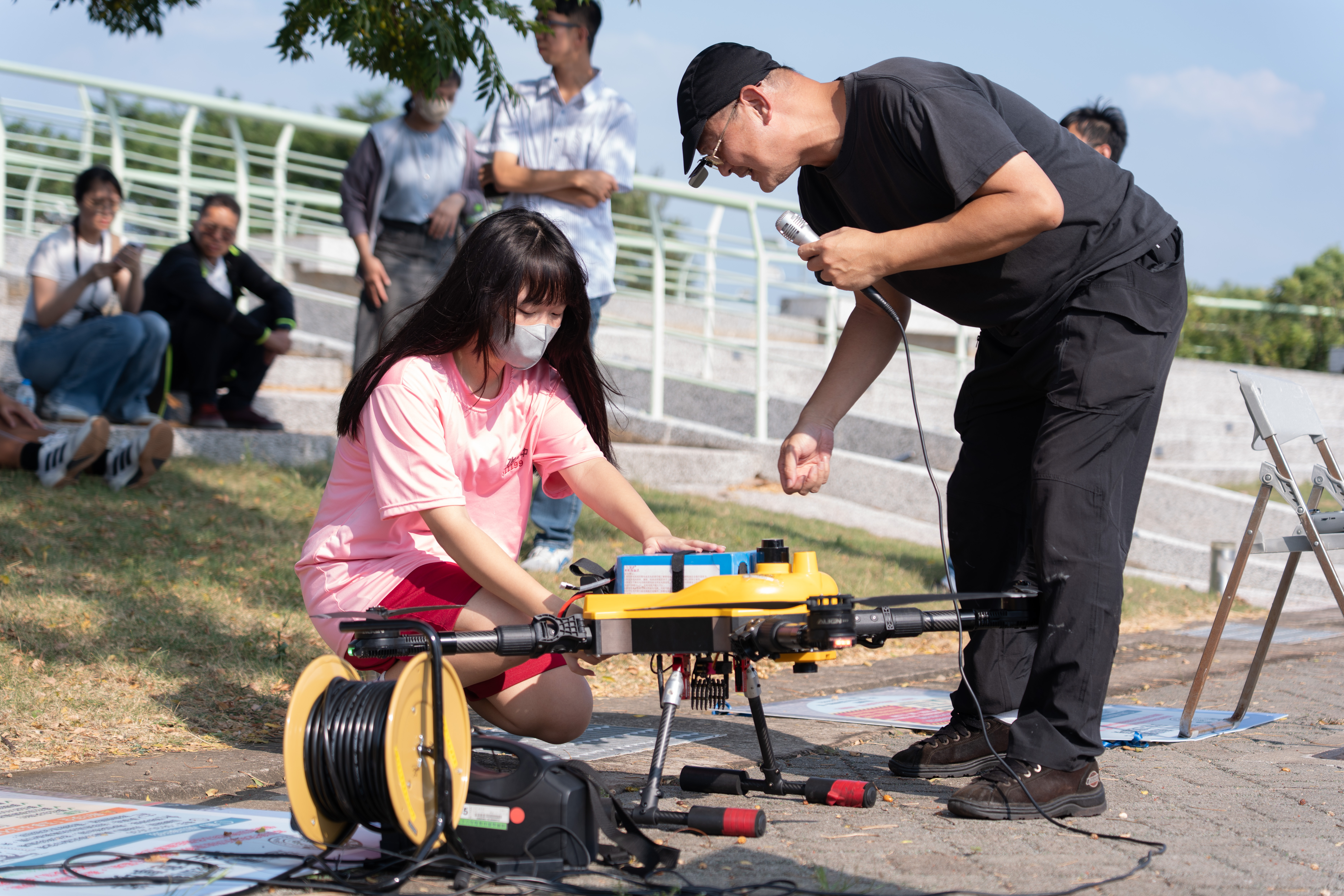 教練指導學生近距離觀察及操作無人機