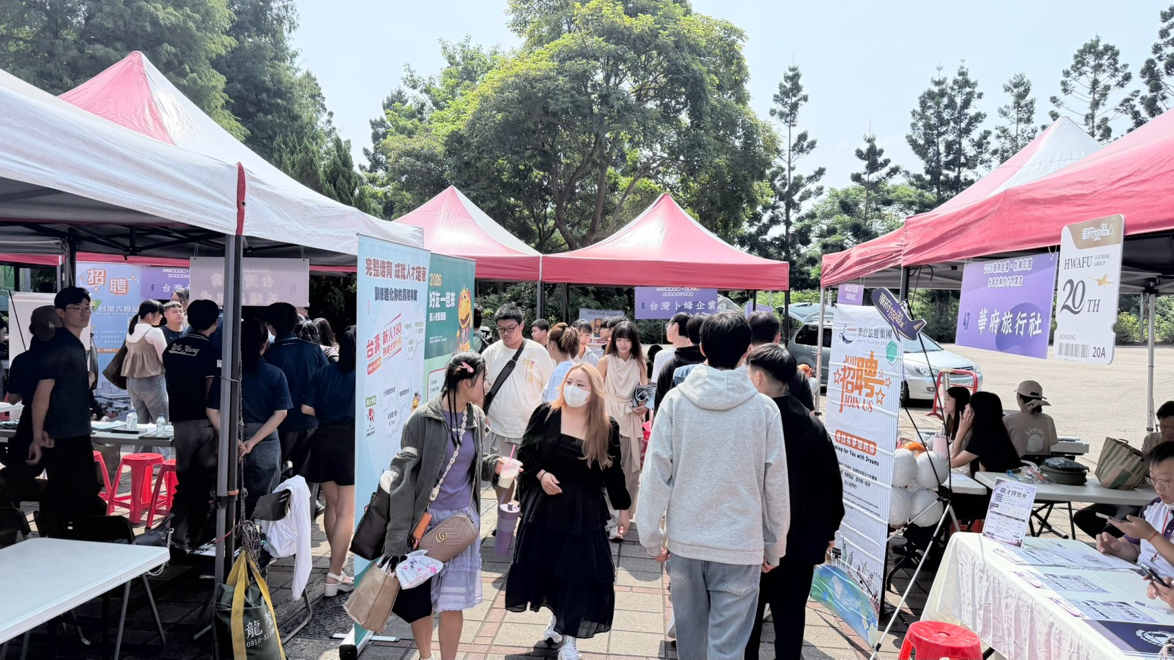 嶺東科技大學今日舉辦秋季就業博覽會，邀請近50家優質企業進駐校園徵才