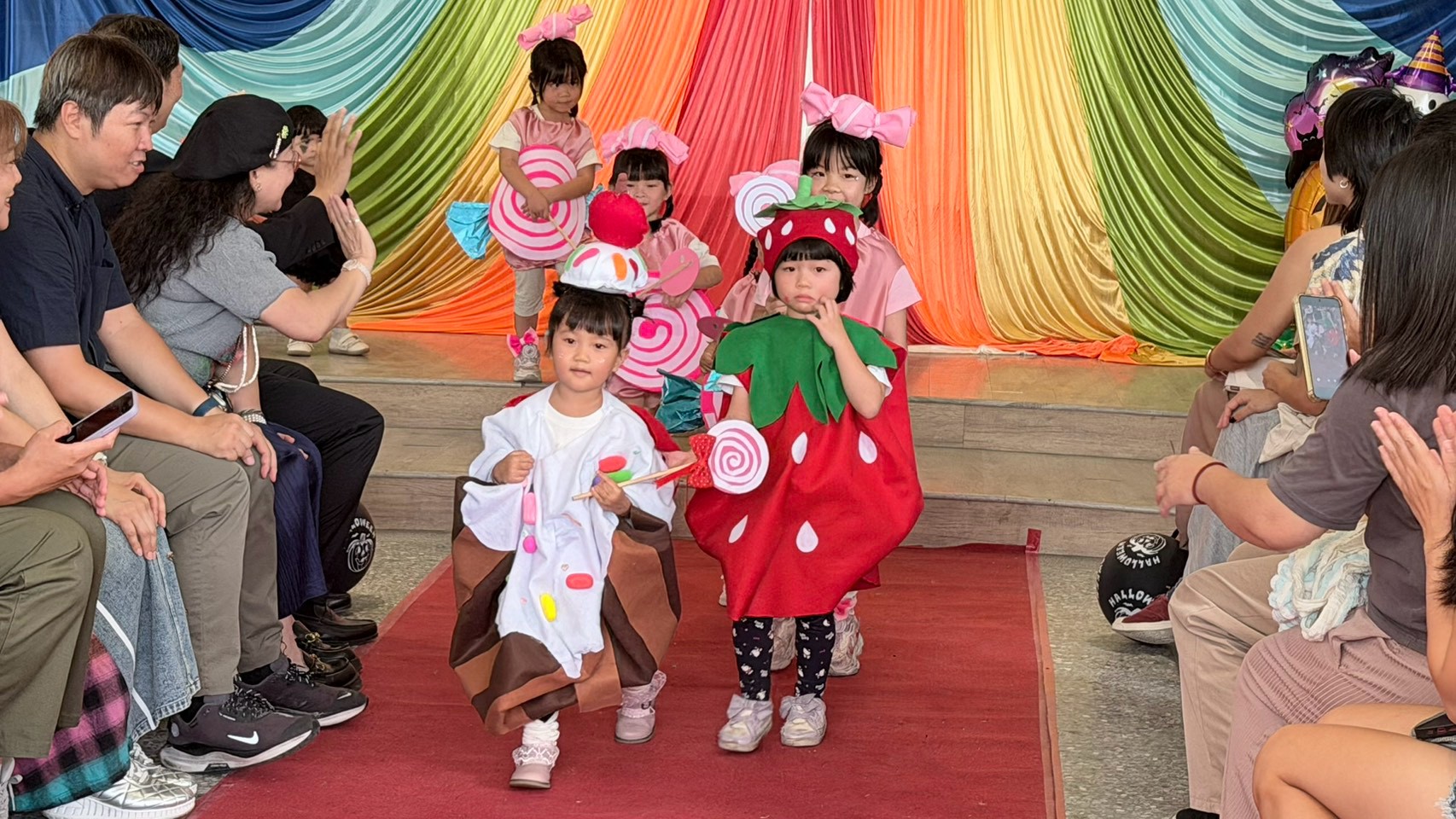 台中春安附幼小朋友穿上嶺東科大學生手作變裝服飾，化身小小麻豆走上時尚舞台