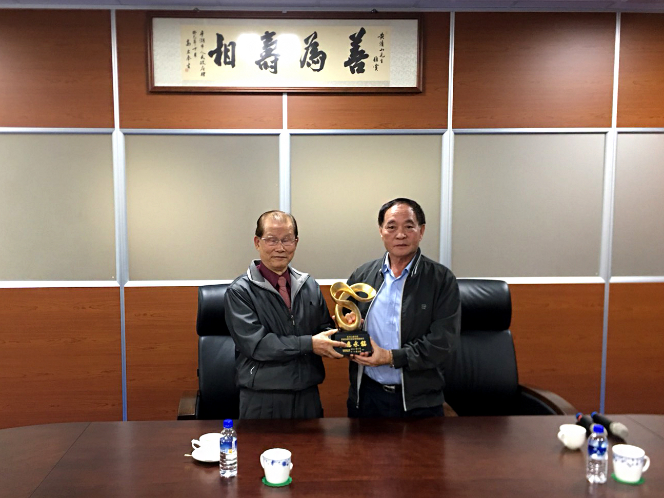 本校張天津董事長致贈獎座一式