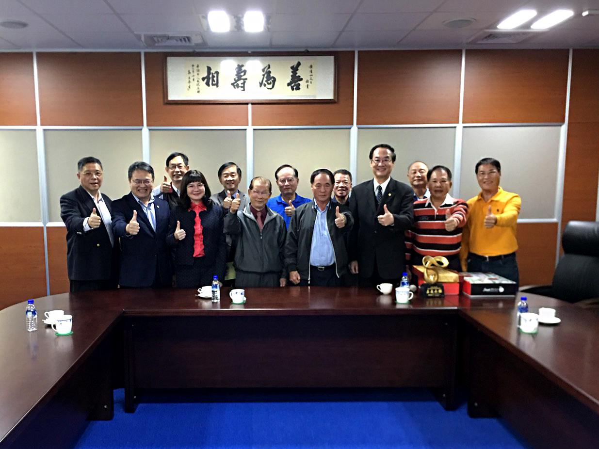 本校多位主管與黃清山董事長合影
