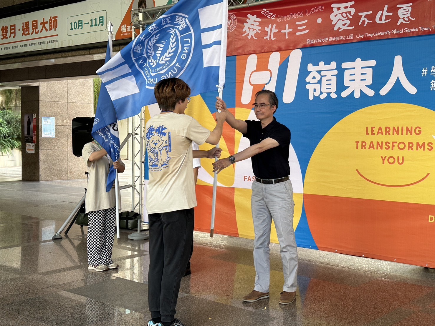 由嶺東科大校長陳仁龍親自授旗勉勵。