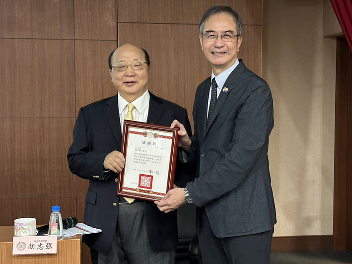 嶺東科大陳仁龍校長(右)致贈感謝狀給胡志強。
