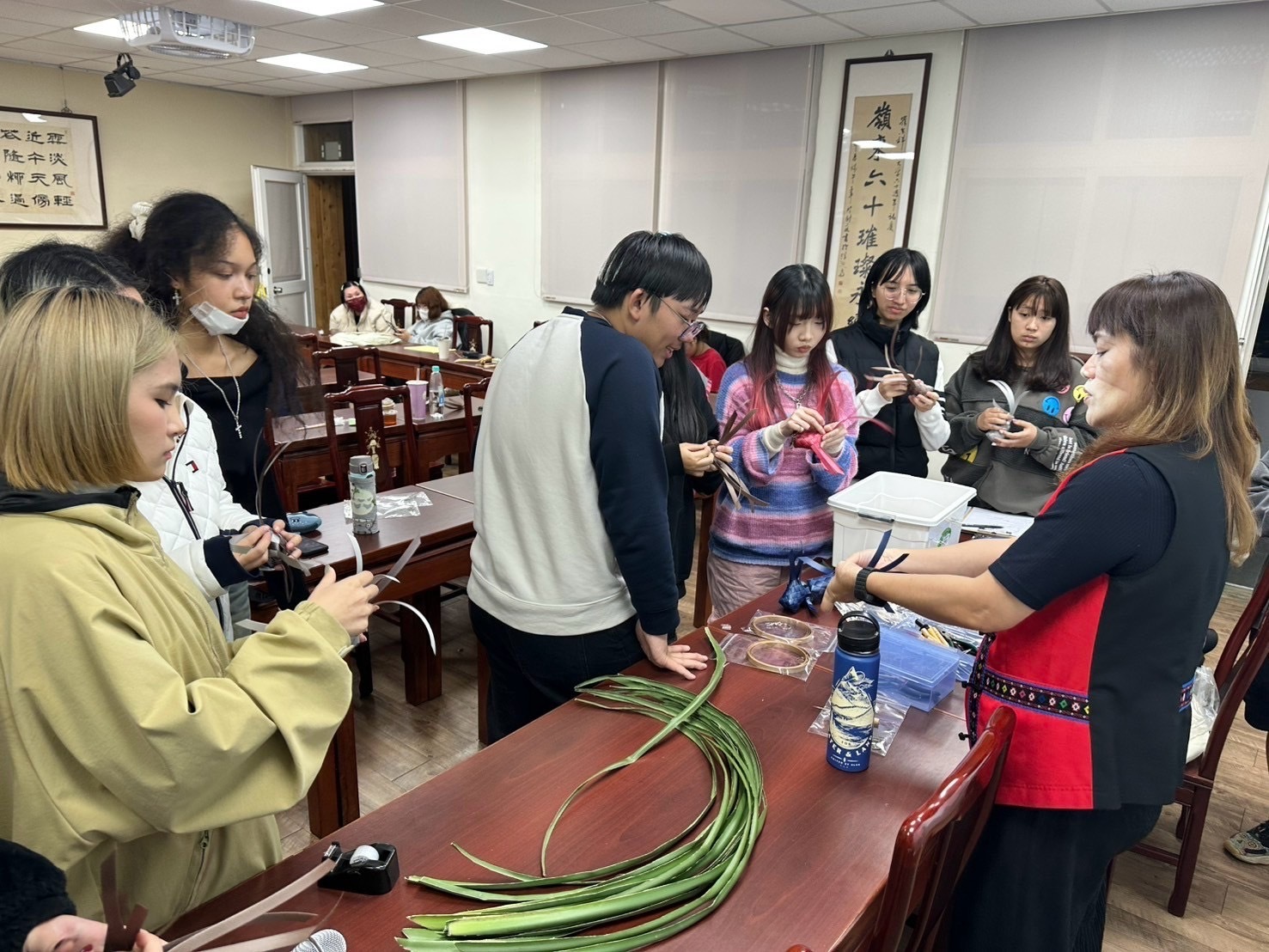 嶺東科大原資中心「學做情人粽」體驗阿美族智慧