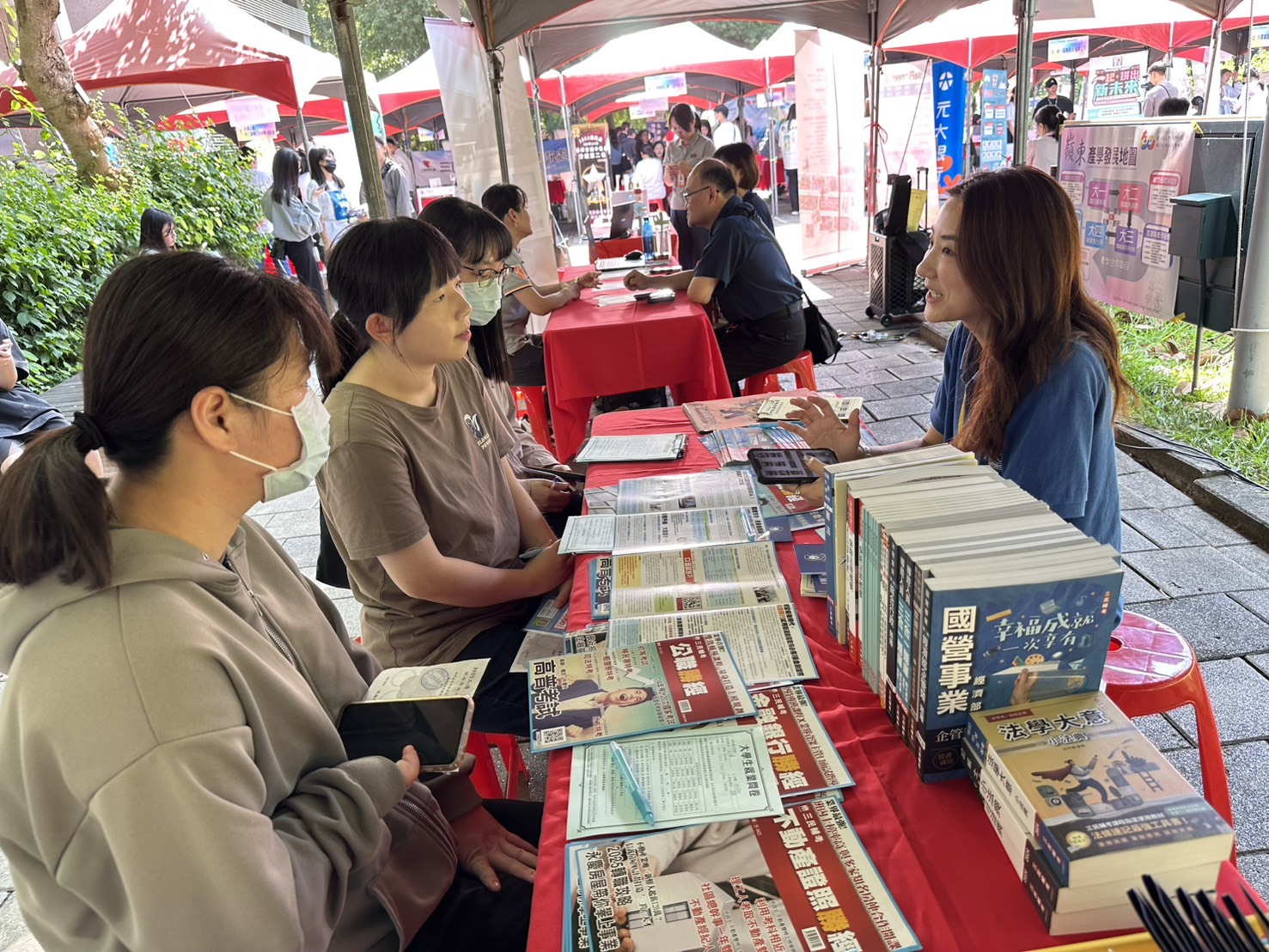 嶺東科大《2025工讀、實習暨就業博覽會》近40家企業提供實習、全職、工讀與兼職機會。