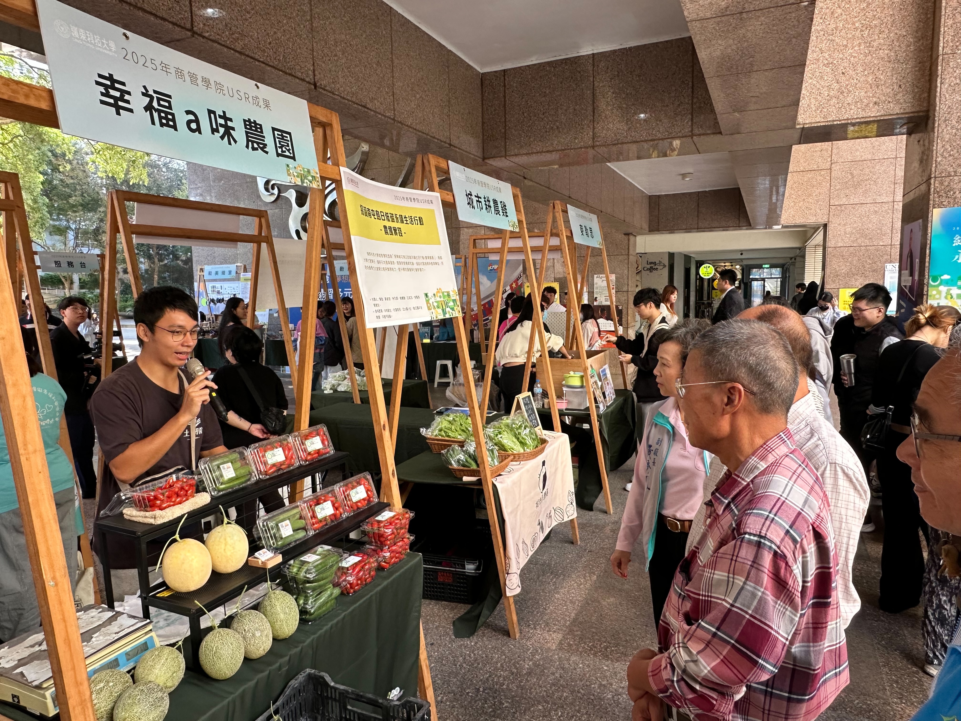 土地學院創辦人黃郁茹帶領貴賓走訪食農教育市集。