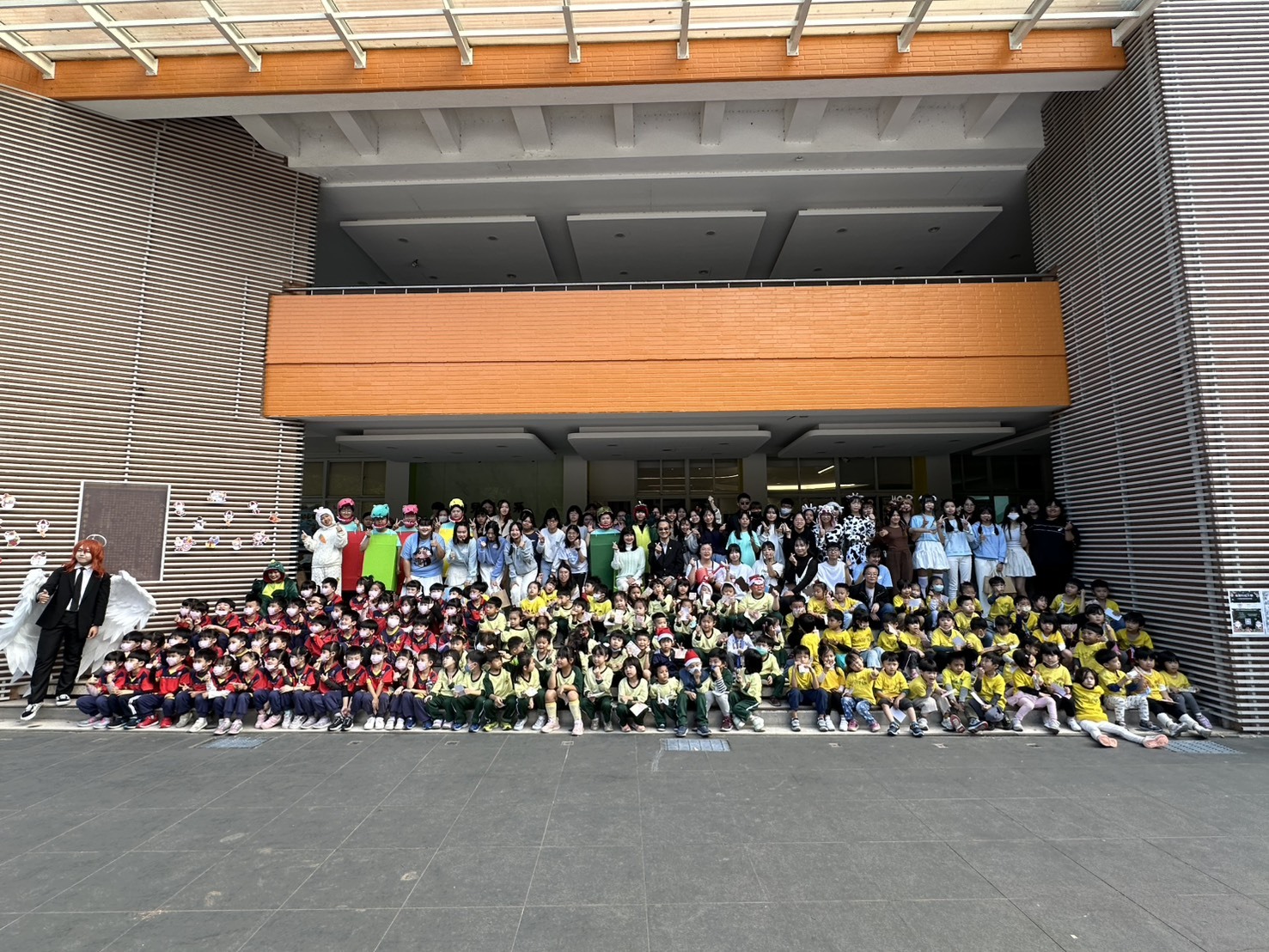 邀請春安國小附設幼兒園、文山國小附設幼兒園、英格蘭幼兒園、啟聰學校幼兒部及豐樂非營利幼兒園等多所園所幼兒走進校園，共同參與一場結合專業學習與節慶氛圍的教育體驗活動。