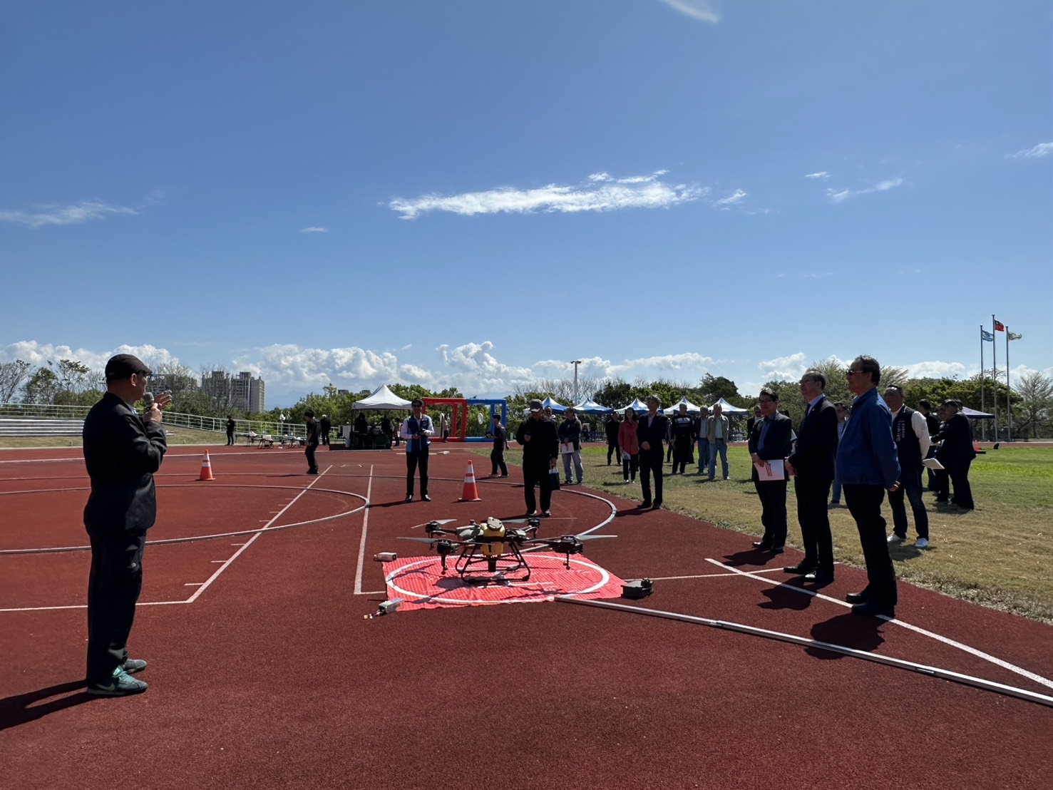 廠商介紹位於寶文校區戶外運動場新設置的無人機專業訓練場域。