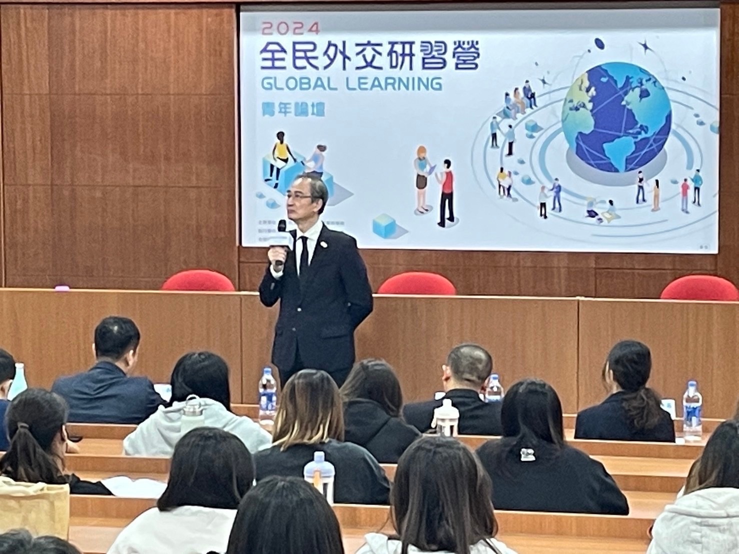 嶺東科大校長陳仁龍代表致詞。 