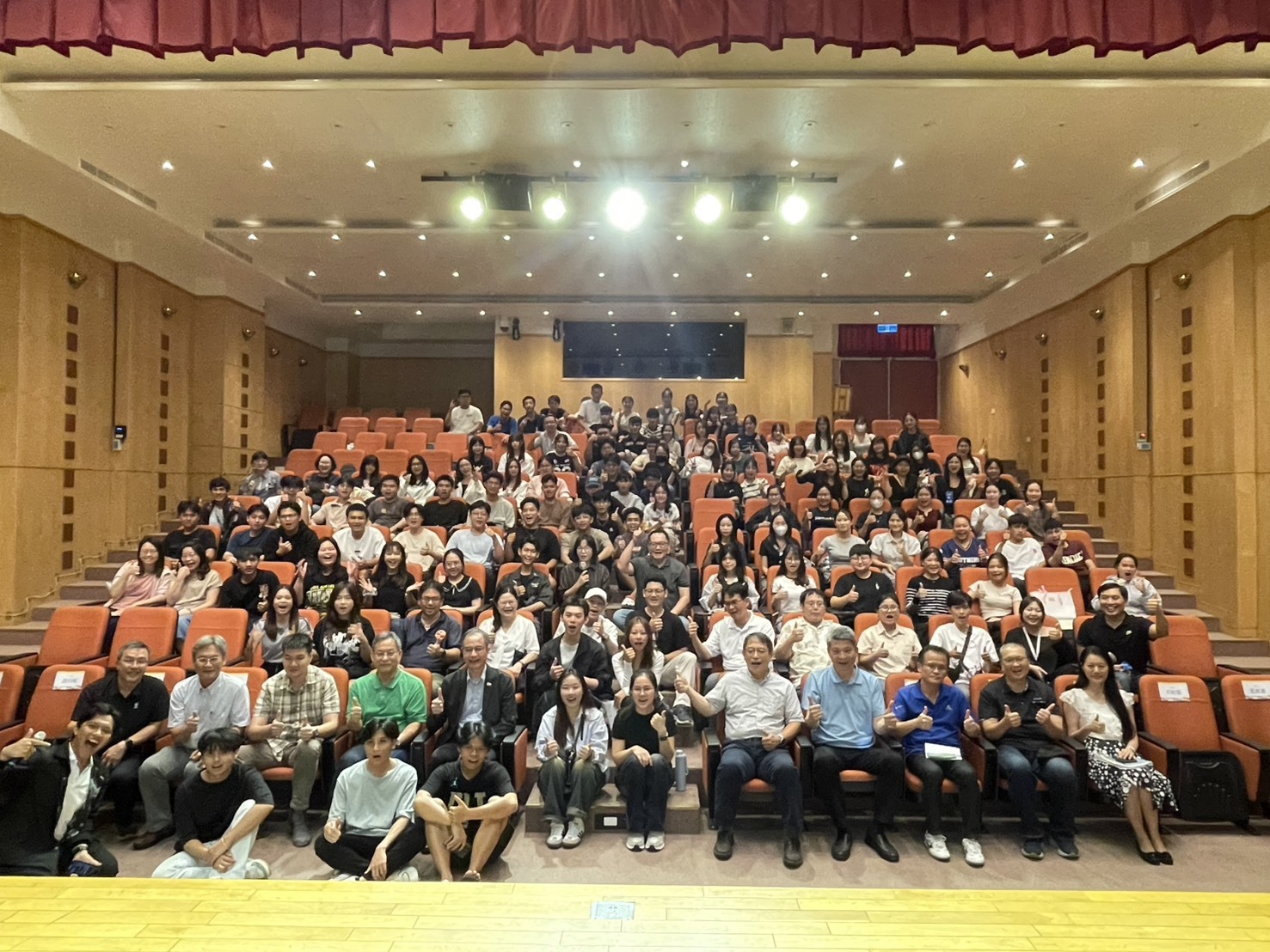 嶺東科大國際新生始業式大合照。