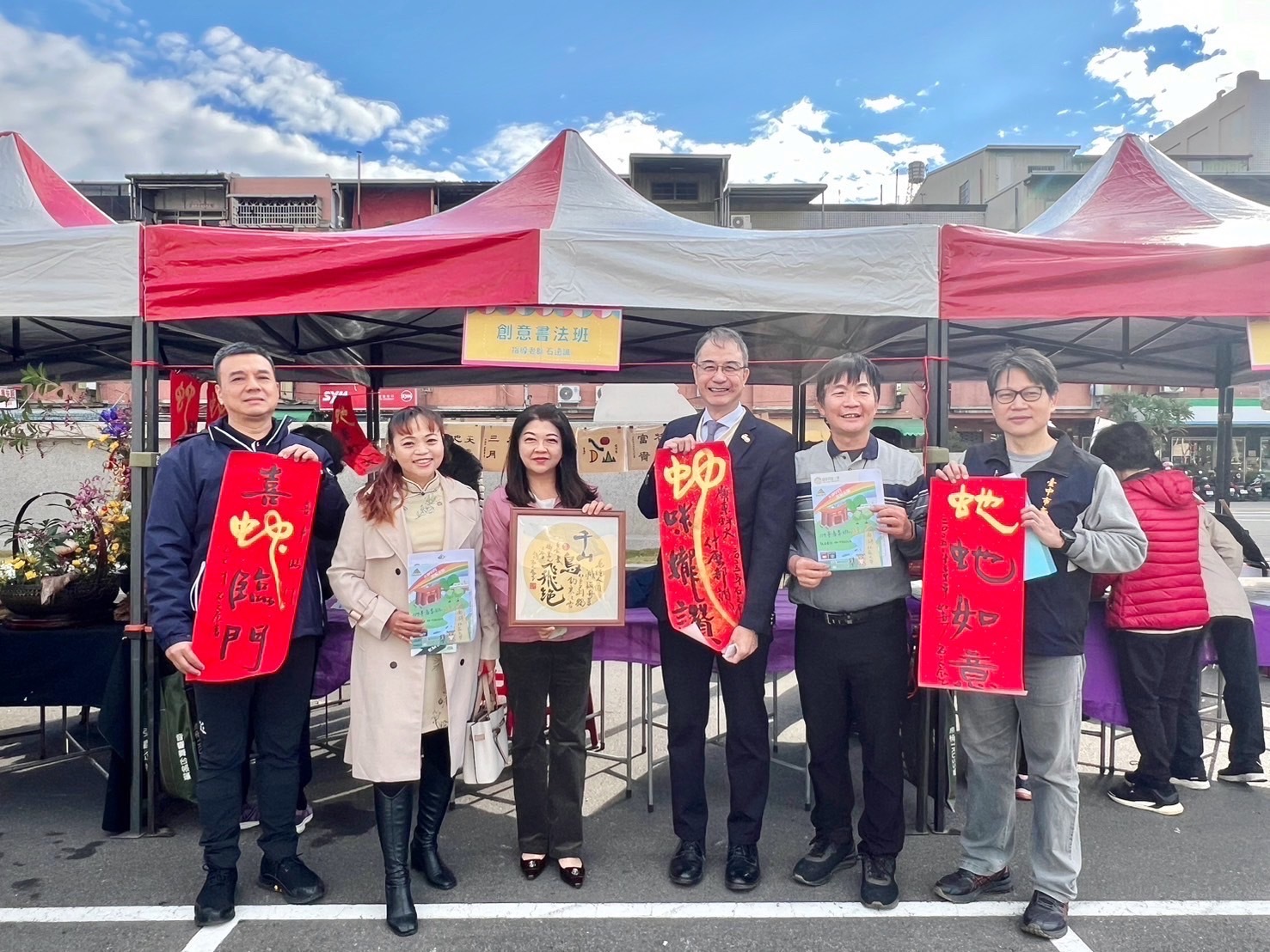 嶺東科大校長陳仁龍（右三）與烏日區區長林崇懿（左ㄧ）、議員吳瓊華（左三）於成果展合影。