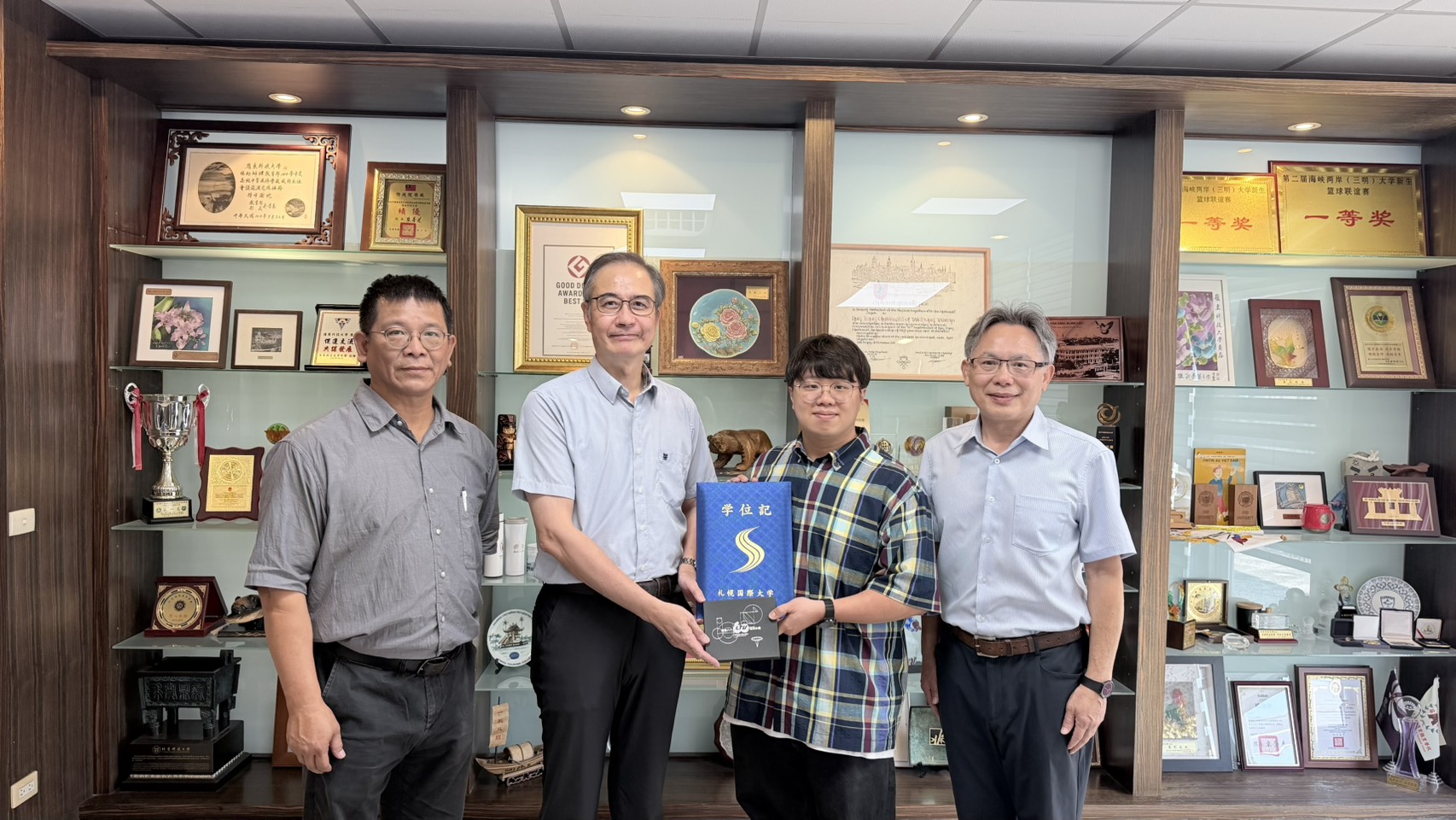 嶺東科大陳仁龍校長(左二)在侯伯樺(右二)赴日工作前親自給予鼓勵及肯定