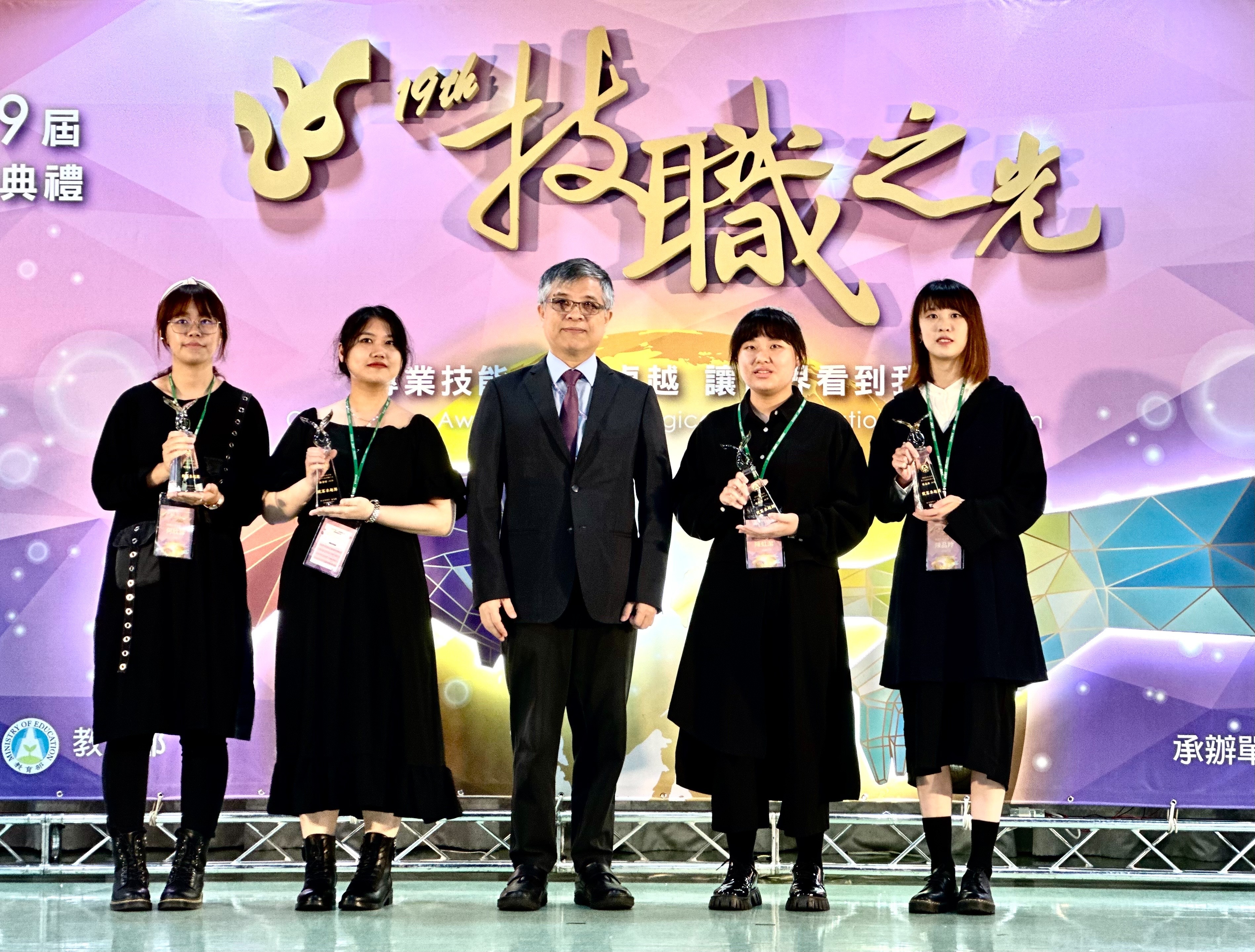 視傳系何欣蓉、陳羿伶、陳品羚、陳虹潔獲得競賽卓越商業設計類技職之光