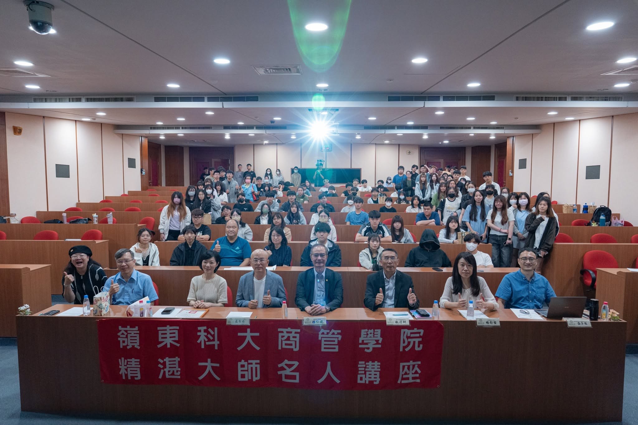 加興企業盧智源營運長(前排左四)，以商管學院精湛大師身份回母校分享人生經驗.