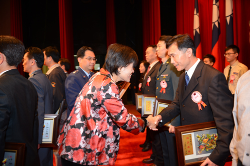 本校軍訓室黃慶德主任代表學校受獎