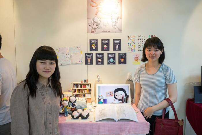 黏答答的貼紙跑出來啦，在本次畢業展作品中唯一的偶動畫拍攝作品，可愛的貼紙跟生動的偶人相互交織的有趣動畫。