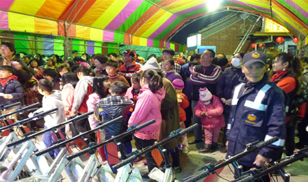彰化鹿港頂番地區傳統元宵添燈送禮活動熱鬧滾滾，吸引數百民眾踴躍參與
