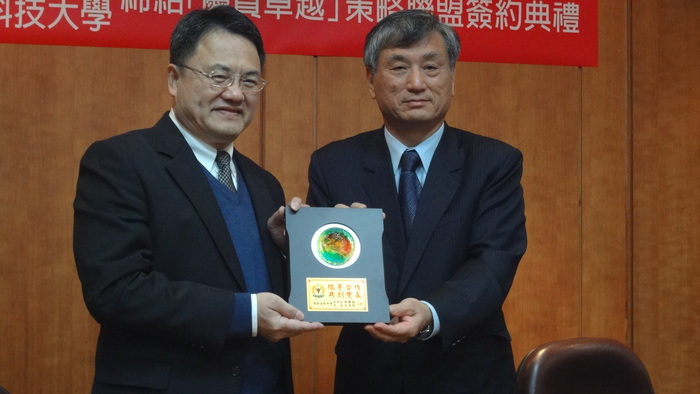 本校趙志揚校長（左）與嶺東高中王學財校長（右）交換紀念品。