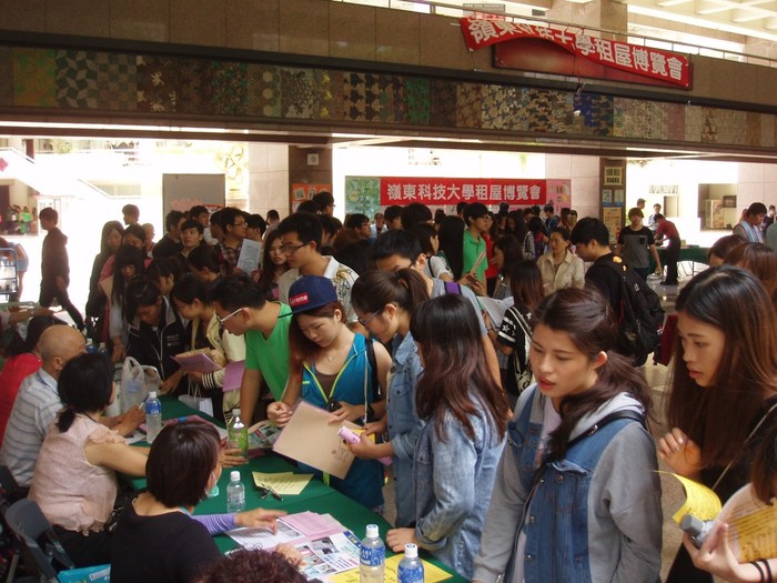 同學向房東諮詢且互動良好