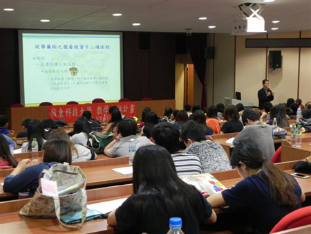 寶來集團副總裁白文仁與聽講學生互動情形。