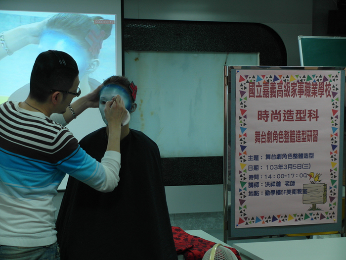 洪祥瀚老師示範舞台劇角色彩妝