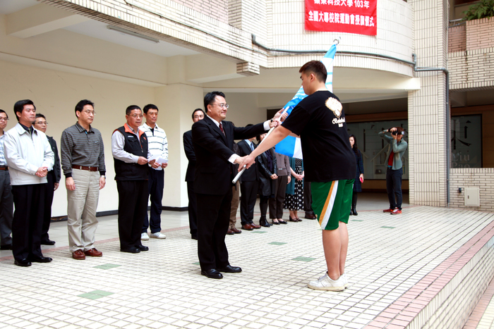 史東杰同學代表接受校長授旗